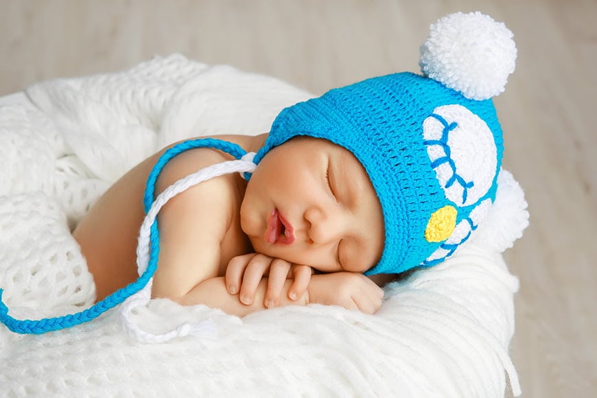 Comfortabele rekwisieten voor pasgeboren fotografie zijn de sleutel. Probeer eens een deken of zitzak.