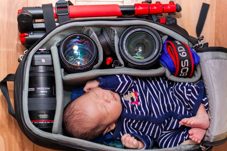 Houd je tas gevuld met de benodigdheden bij het maken van babyfotografiefoto's.