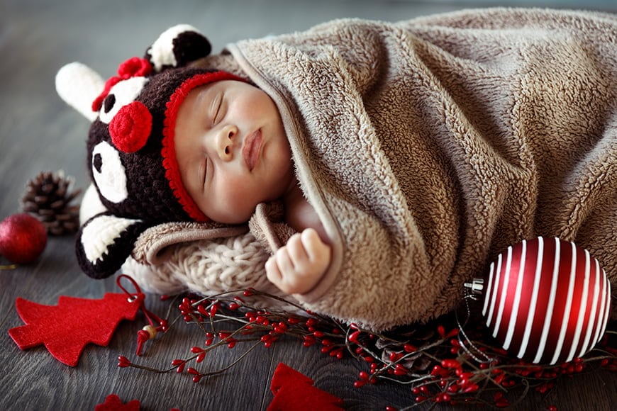 Pasgeboren foto's rekwisieten kunnen seizoensgebonden zijn, bijvoorbeeld met een kerstthema.