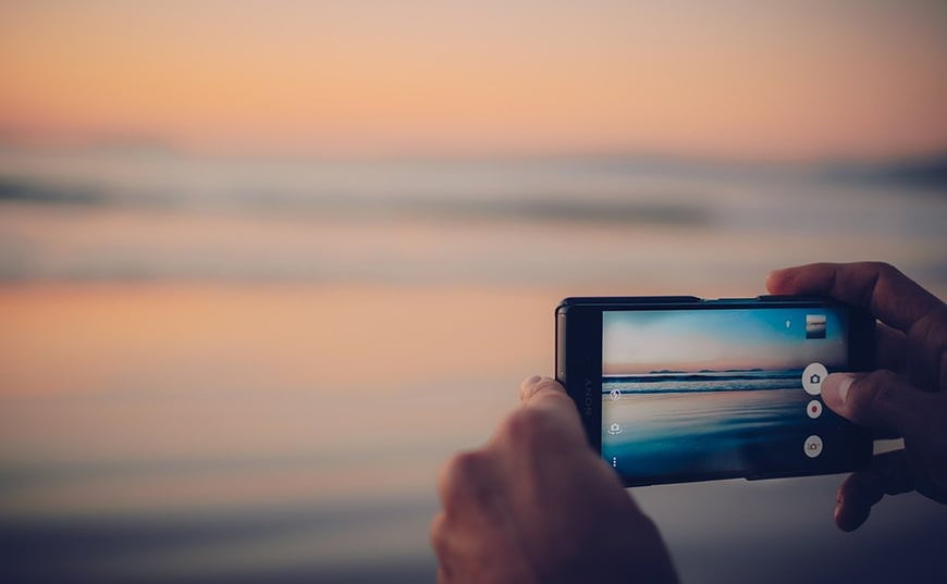 Smartphone voor het fotograferen van strand.