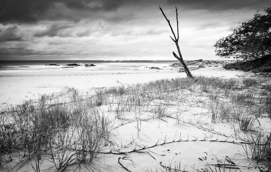 Zwart-wit foto van zand en zee.