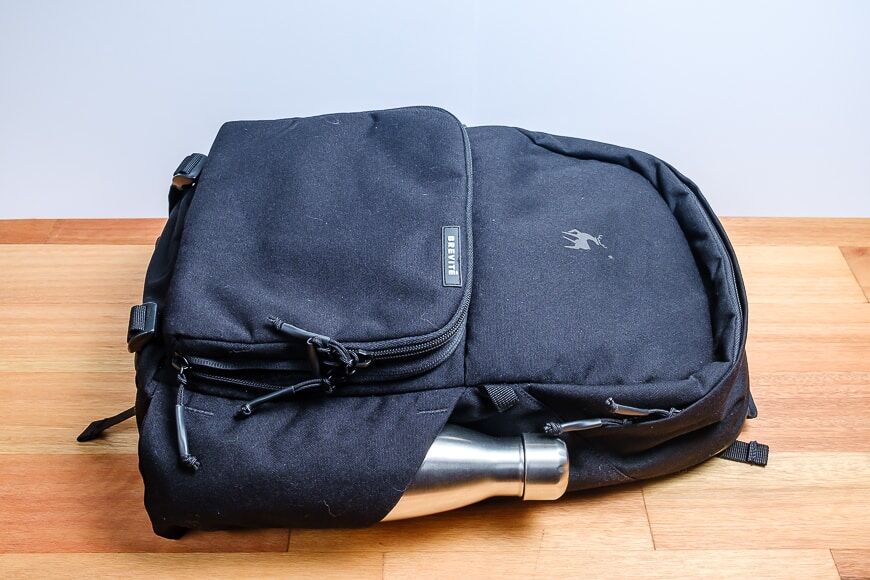 De Brevite Jumper Backpack heeft een eenvoudige maar stijlvolle uitstraling die perfect is voor straatschutters.