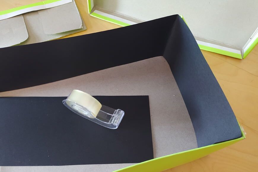 Diy smartphone projector stap voor stap: Bedek uw doos met zwart papier met behulp van basis kantoorbenodigdheden.
