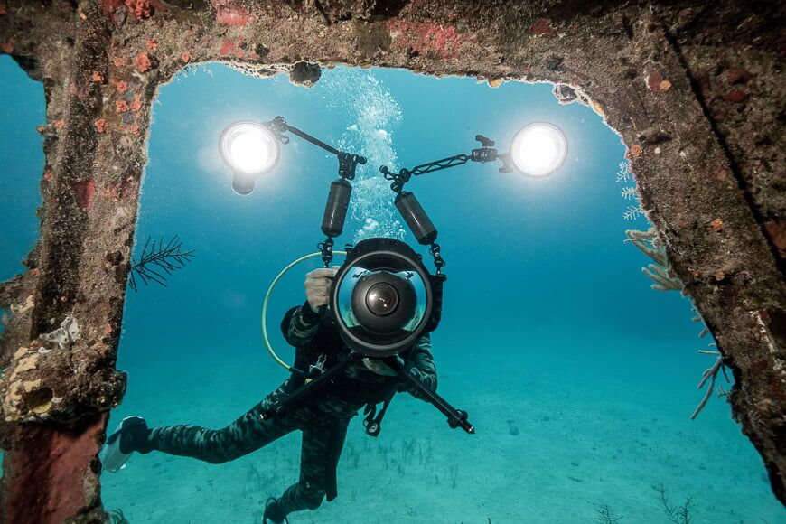 Diepzeefoto's vereisen extra verlichting. Sommige duikers gebruiken een stroboscoop of licht om foto's van wrakken te maken.