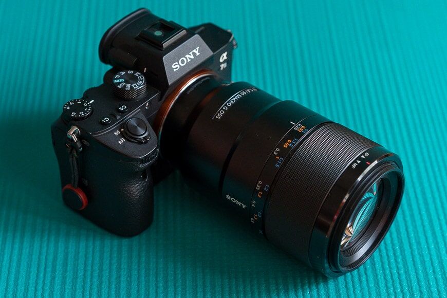Sony 90mm f/2.8 Macro lens bevestigd aan de Sony a7 III