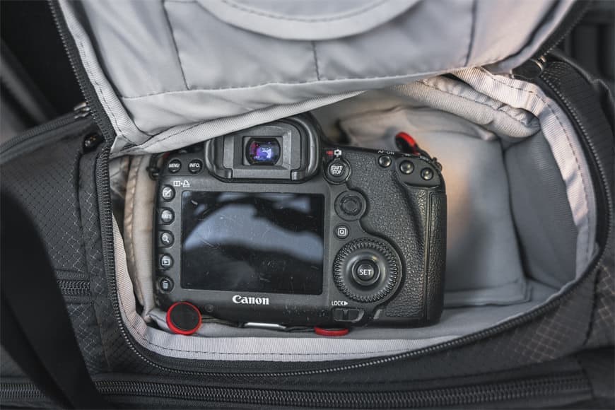 De Canon 5D Mark III met een Canon 24-70 F2.8 eraan past in de Camsafe X17 Anti-Theft Camera Rugzak met veel ruimte over