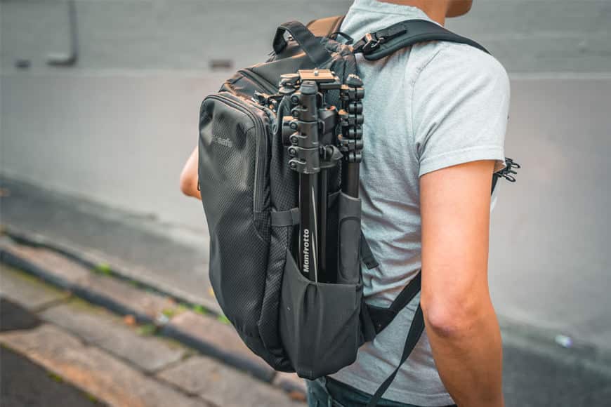 Het diepe flessenvak op de Camsafe X17 Anti-Theft Camera Backpack werkt geweldig in combinatie met de meegeleverde riem om een statief te ondersteunen