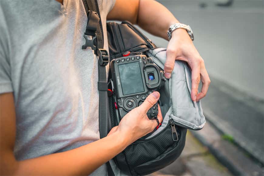 Het zijtoegangspunt op de Camsafe X17 Anti-Theft Camera Backpack is zeer eenvoudig te gebruiken met grote ritsen en een zacht gewatteerd deksel.