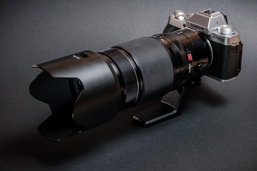 De Fujifilm XF 50-140mm f/2.8 overschaduwt de Fujifilm X-T200.