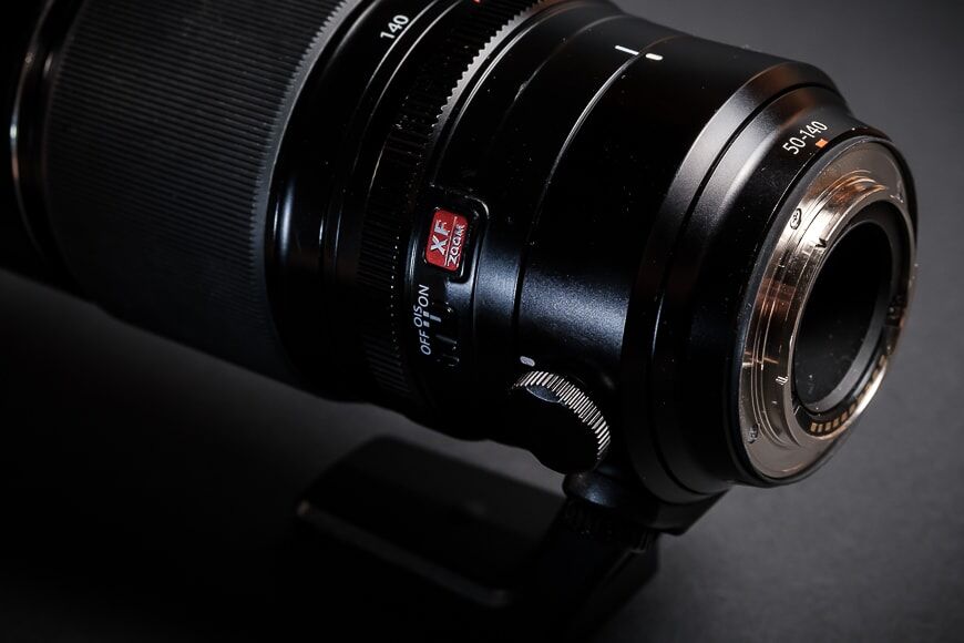 De Fujifilm XF 50-140mm f/2.8 heeft een volledig metalen body die ook weerbestendig is. Let op de XF Zoom rode badge!