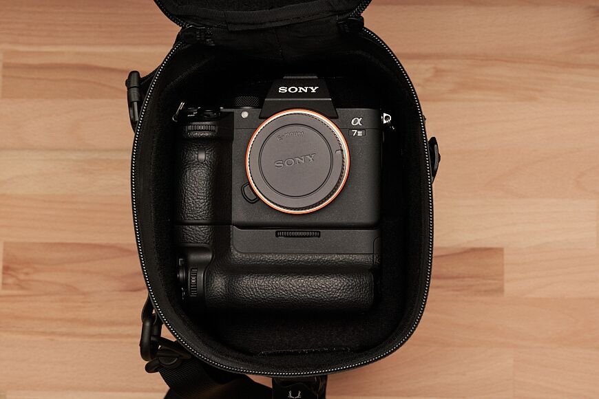De Black Ember WPRT past met gemak op een grijpbare full frame camera.