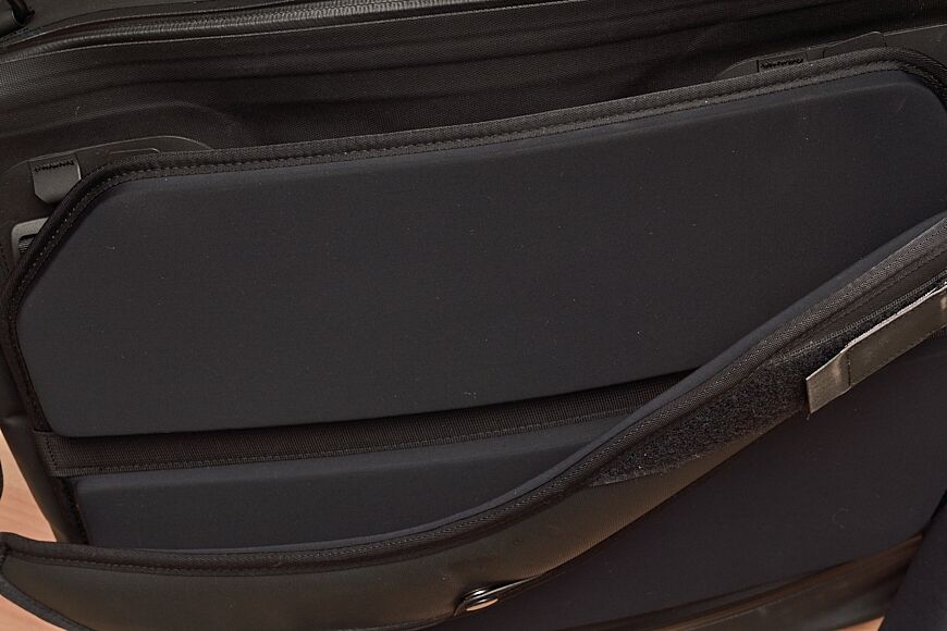 De vulling staat los van de tas, wat ongebruikelijk is maar goed werkt. Dit maakt ook een bagagedoorvoer mogelijk.