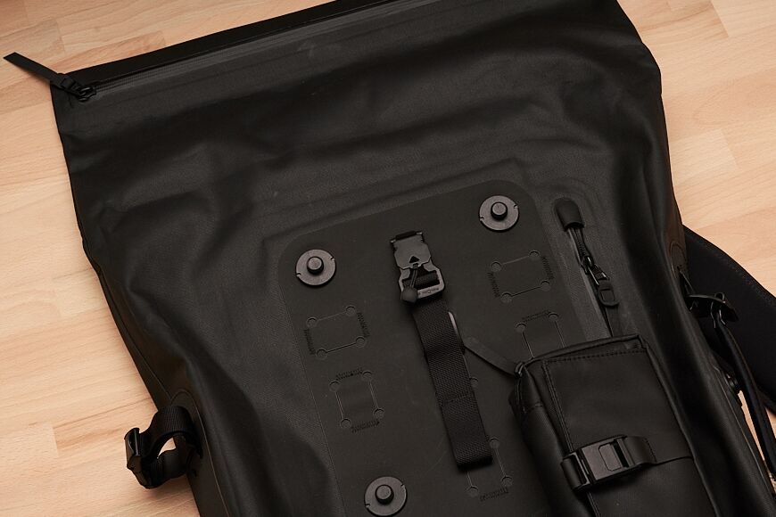 De Black Ember WPRT wordt geleverd met een ritssluiting met de roltop, zodat de zak 100% waterdicht blijft.