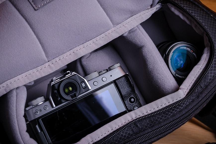 Dankzij het brede toegangsvak op de Pacsafe Camsafe X9 Sling heb je toegang tot veel meer dan je camera.