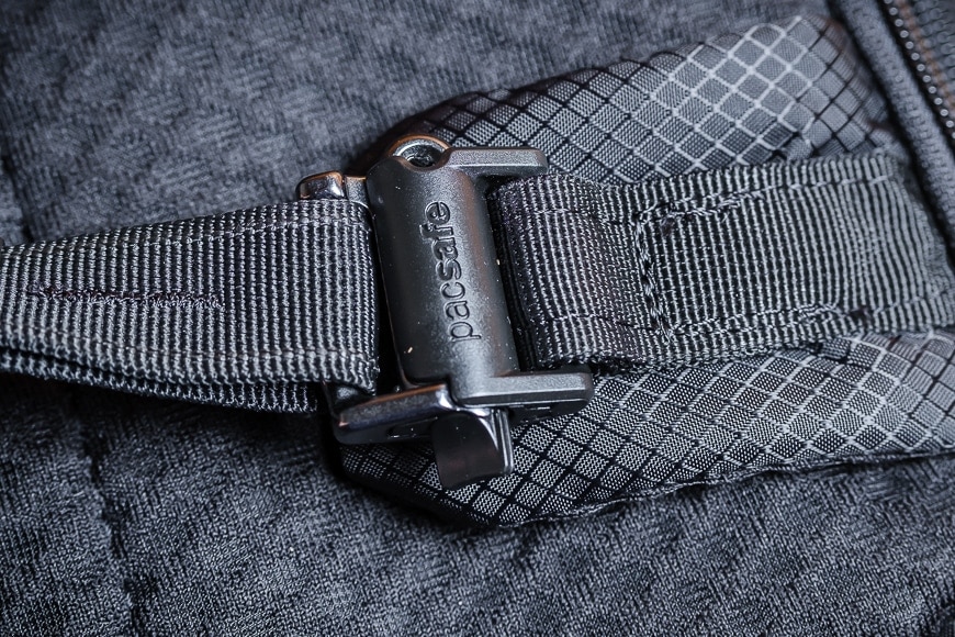 De Pacsafe Camsafe X9 Sling is voorzien van een slash-proof riem en een pin lock zodat u de tas aan een onbeweeglijk object kunt binden.