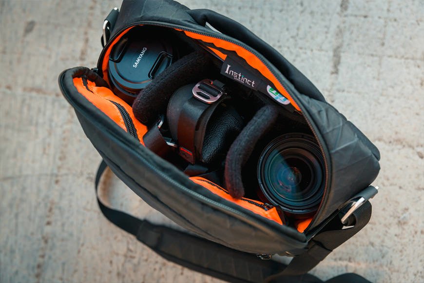 Laad je spiegelloze body en een paar lenzen in de X-Pac Pro Camera Sling Bag en heb nog steeds meer ruimte voor alle andere kleine stukjes die je nodig hebt.