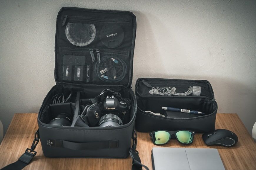 De Vinta Type-II Camera Kit wordt geleverd met het Camera Field Pack en het kleinere Compact Field Pack.