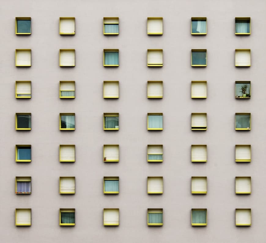 Vierkante vensters voorbeeld van herhaling in foto's