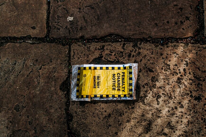 stadsfotografie - vuile parkeerkaart op de grond