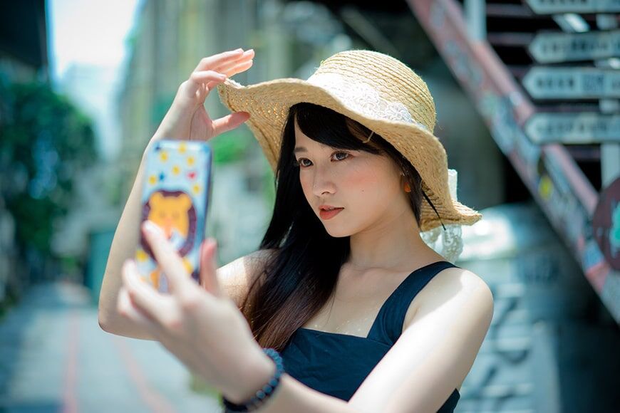 Meisje dat een selfie maakt met smartphone