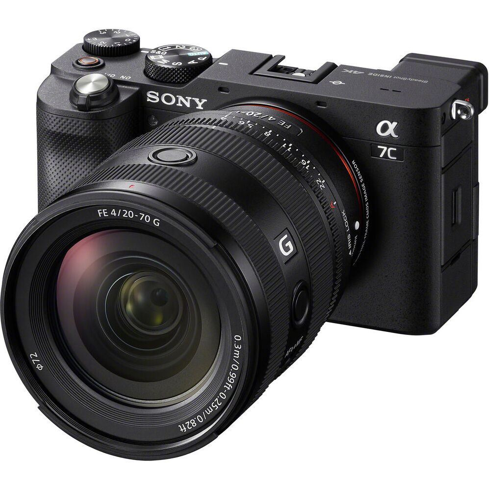 Sony fe 20-70mm lens gemonteerd op camera