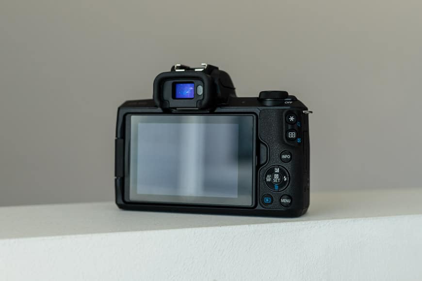 Canon Eos M50 spiegelloze camera w / touch screen en wi-fi nfc. Goede videokwaliteit voor spiegelloze sensor. OK levensduur van de batterij