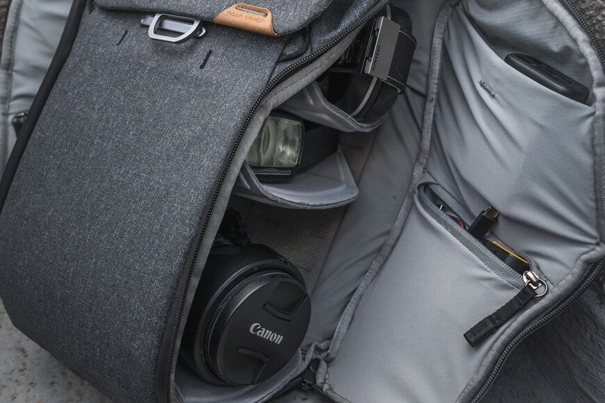 Personaliseer uw handgedrag in de Everyday Backpack V2 door de meegeleverde FlexFold-verdelers te herschikken en de kleinere zijvakken aan de binnenkant te gebruiken.