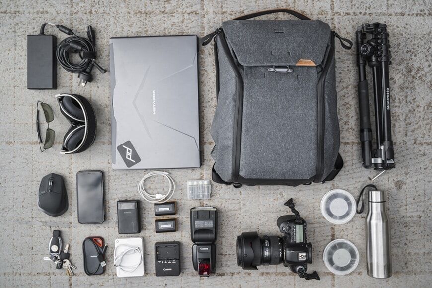 Je kunt een dslr-camera van volledige grootte in de 20L Everyday Backpack V2 passen, samen met de rest die hier is afgebeeld.