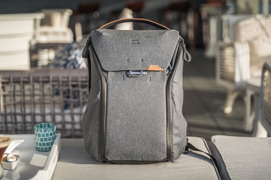 De Everyday Backpack V2 is een fantastisch uitziende tas die in elke situatie past.