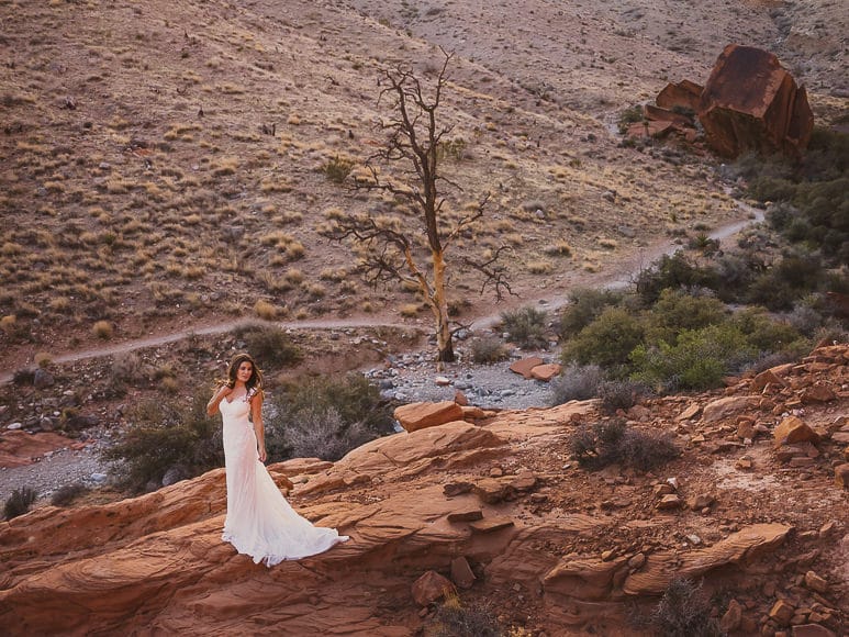 Bruid op rotsen bij Red Rock Canyon CA