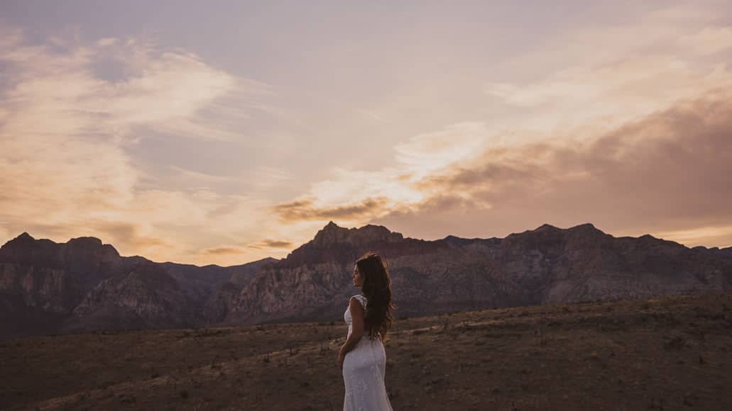 Bruid bij red rock canyon in de schemering