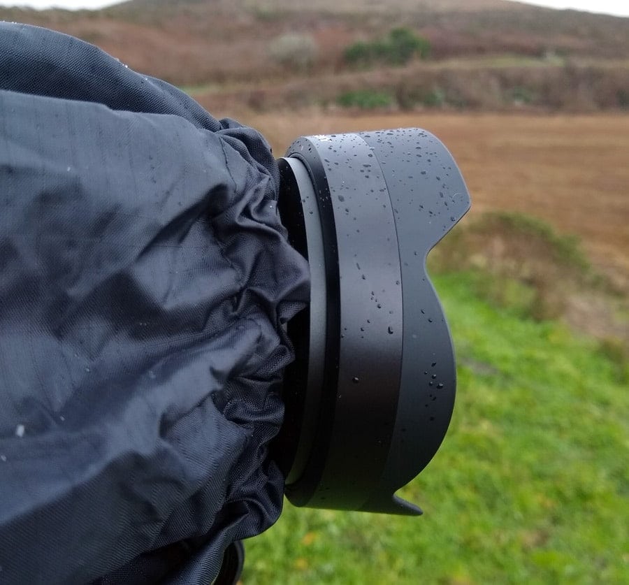 De Vortex Storm-jas heeft een cinch die precies om de lens van je camera past