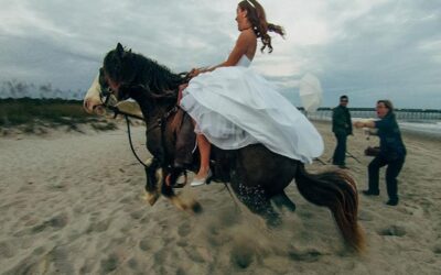 Bruid wordt van paard gegooid tijdens fotoshoot
